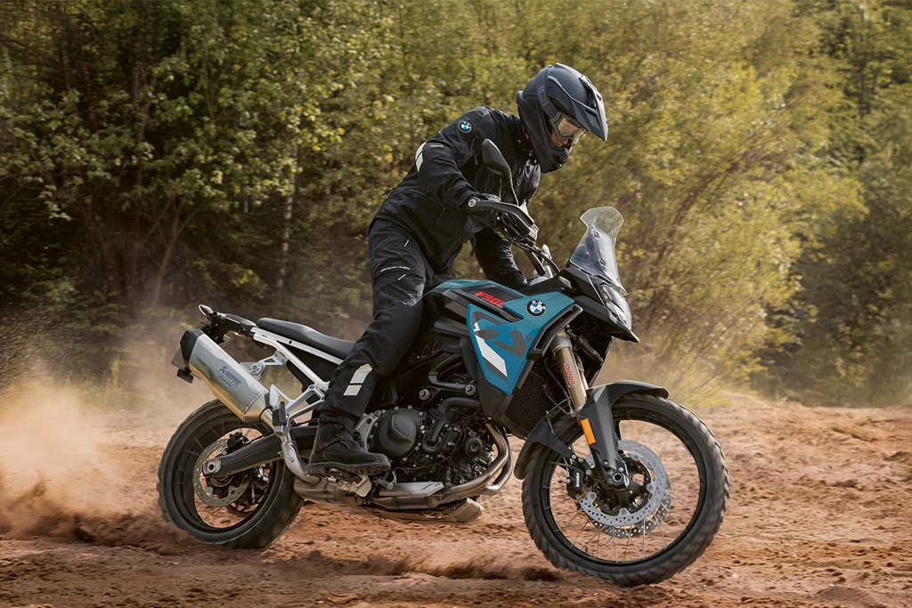 bmw_motorrad_f_900_gs_banner_797649966.webp