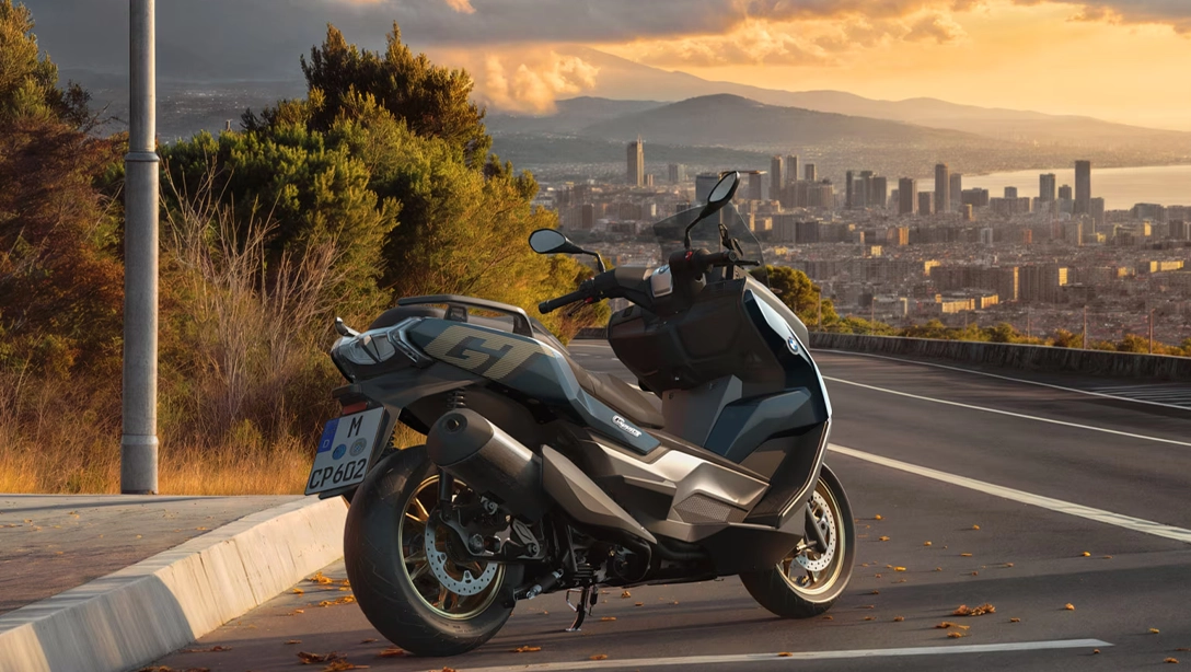 Scooter BMW Motorrad C 400 GT de profil sur fond sombre