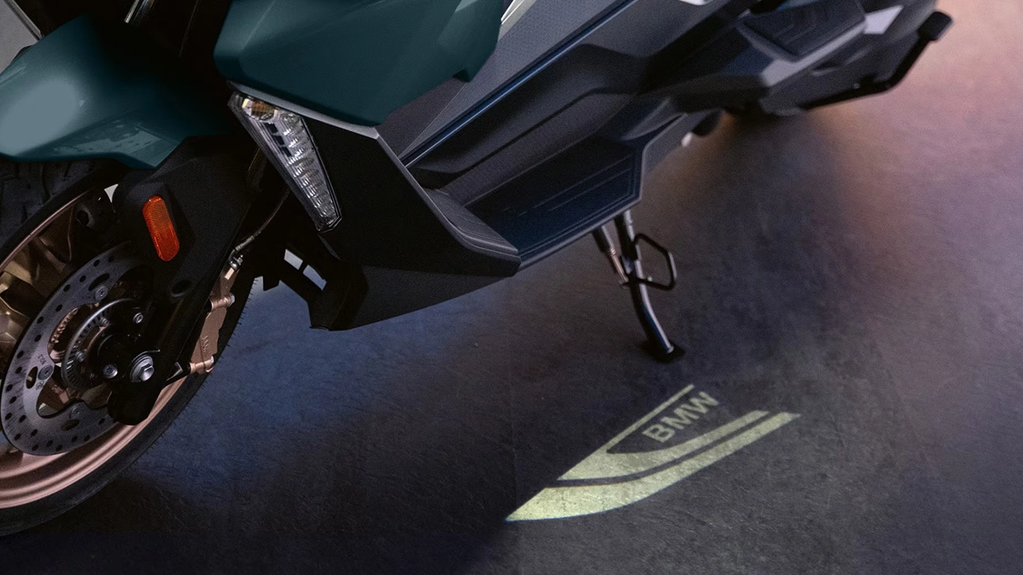 Vue sol du BMW Motorrad C 400 GT en stationnement