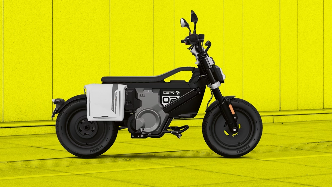 Vue latérale du BMW Motorrad CE 02 en stationnement dans un environnement urbain