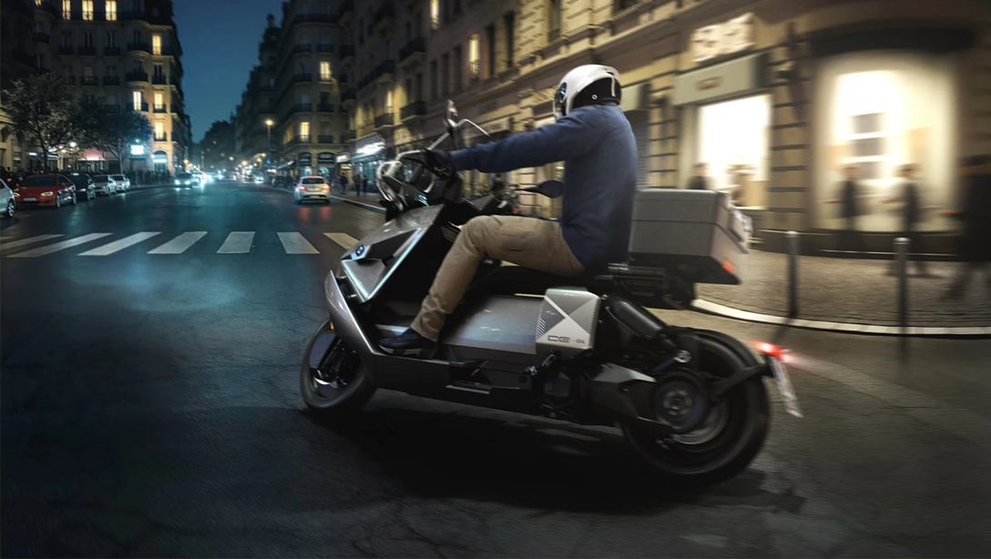 Vue latérale du BMW Motorrad CE 04 en mouvement en ville