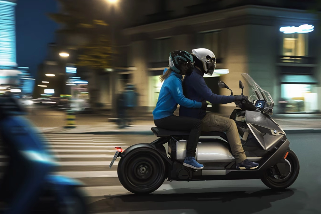 BMW Motorrad CE 04 en circulation sur une avenue urbaine