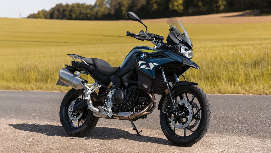 Vue dynamique de la BMW Motorrad F 800 GS sur route et sentier