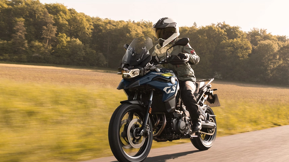 BMW Motorrad F 800 GS vue de profil sur chemin de terre