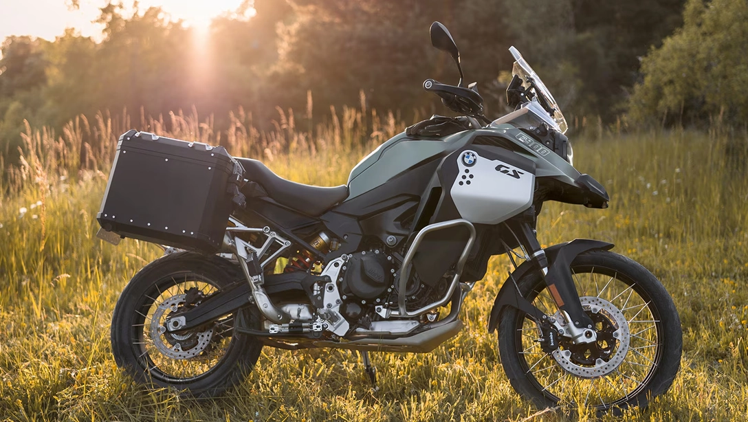 Vue latérale de la BMW Motorrad F 900 GS Adventure sur fond noir