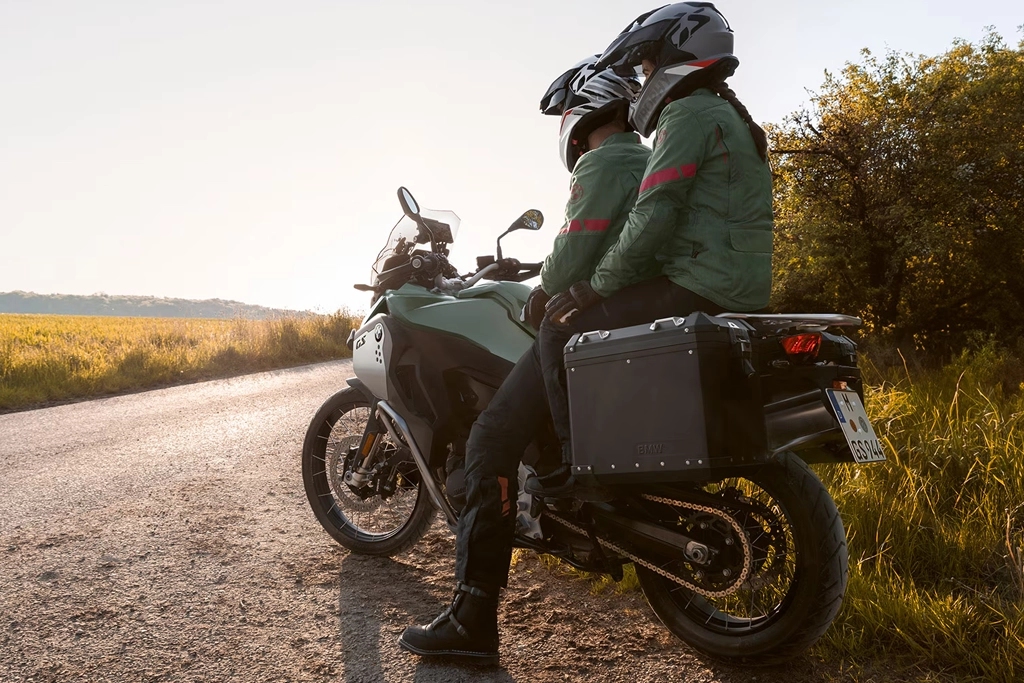 BMW Motorrad F 900 GS Adventure en action sur piste