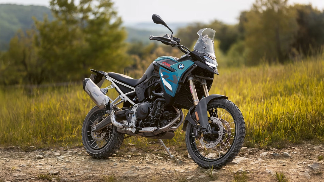 Vue latérale de la BMW Motorrad F 900 GS sur route