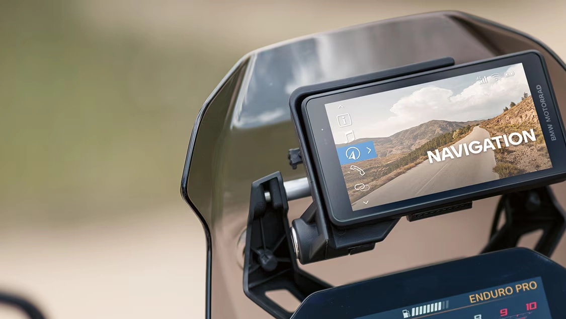 Vue tableau de bord de la BMW Motorrad F 900 GS en pleine nature