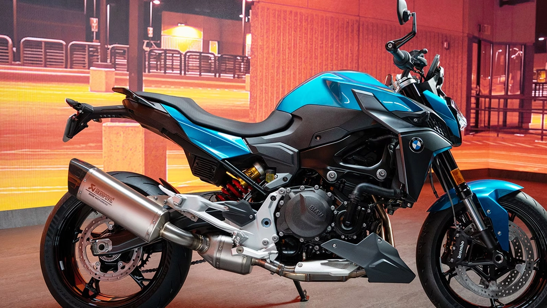 Vue arrière de la BMW Motorrad F 900 R en mouvement