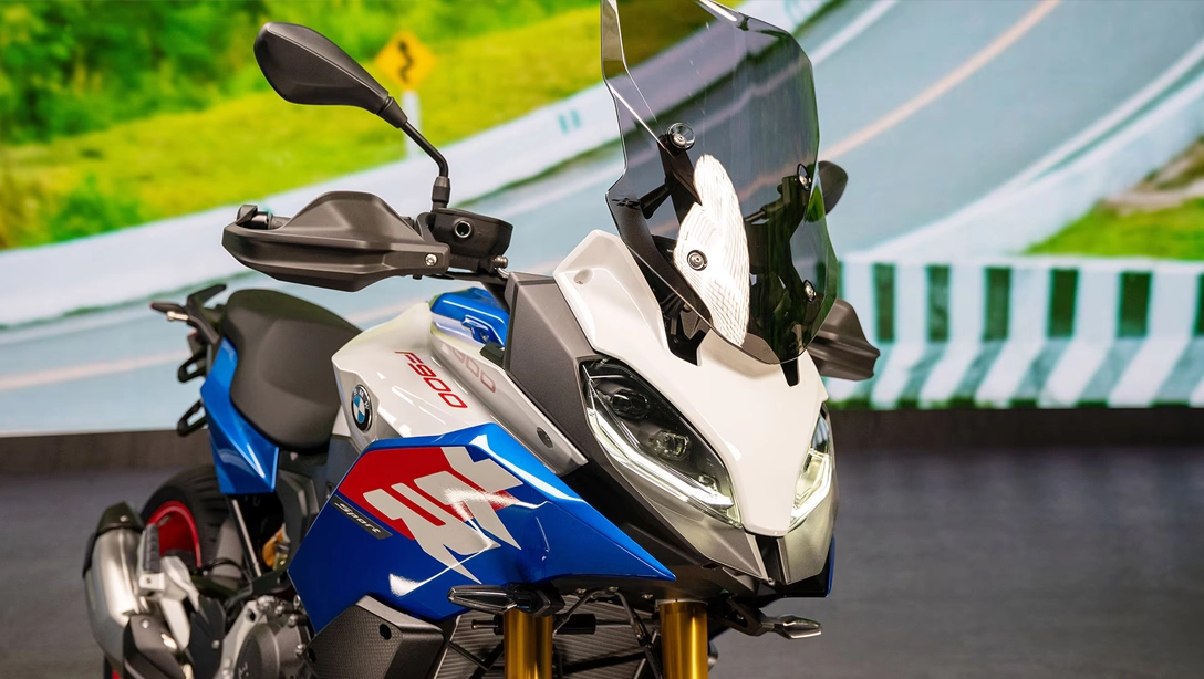 Vue latérale de la BMW Motorrad F 900 XR noire sur fond sombre