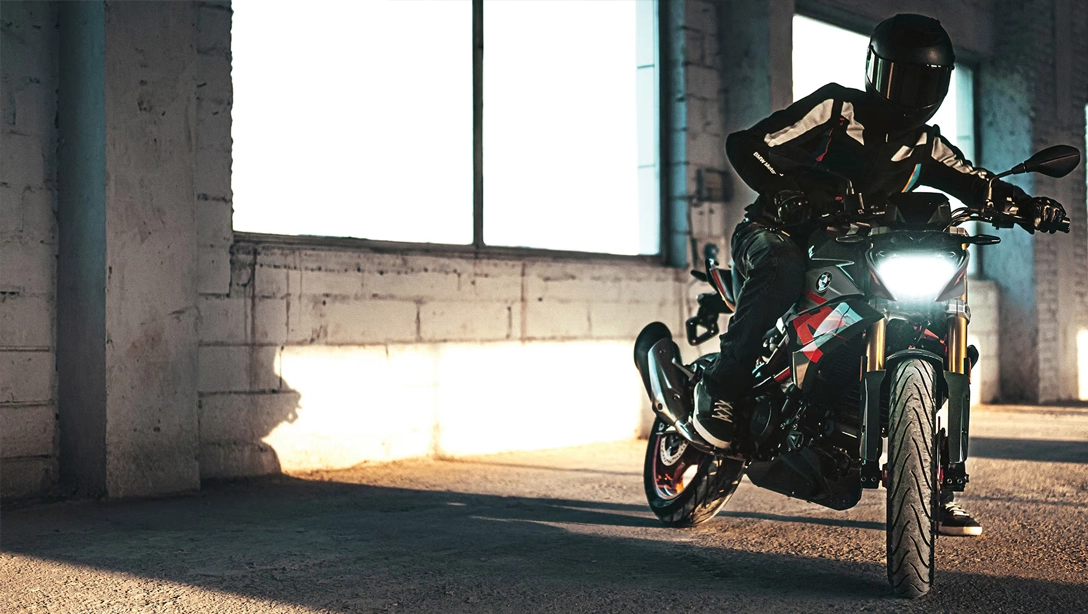 BMW Motorrad G 310 R sur route urbaine, vue dynamique