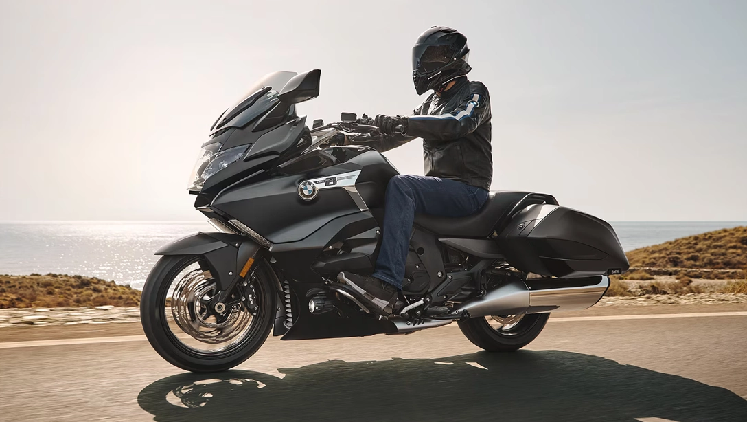 Vue avant de la BMW Motorrad K 1600 B sur route