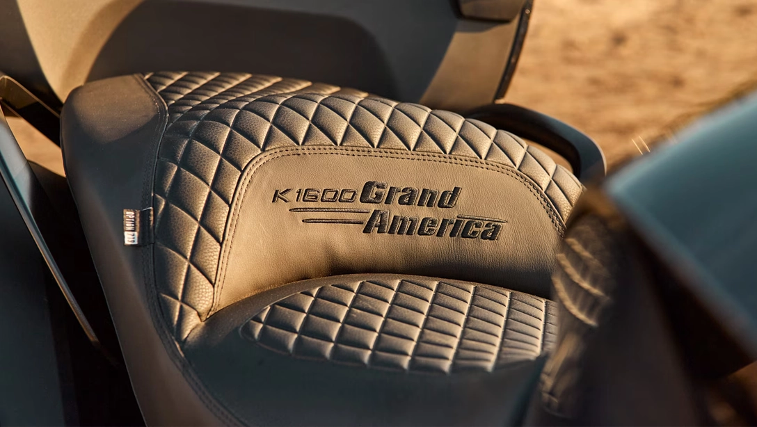 Vue avant de la BMW Motorrad K 1600 Grand America sur route