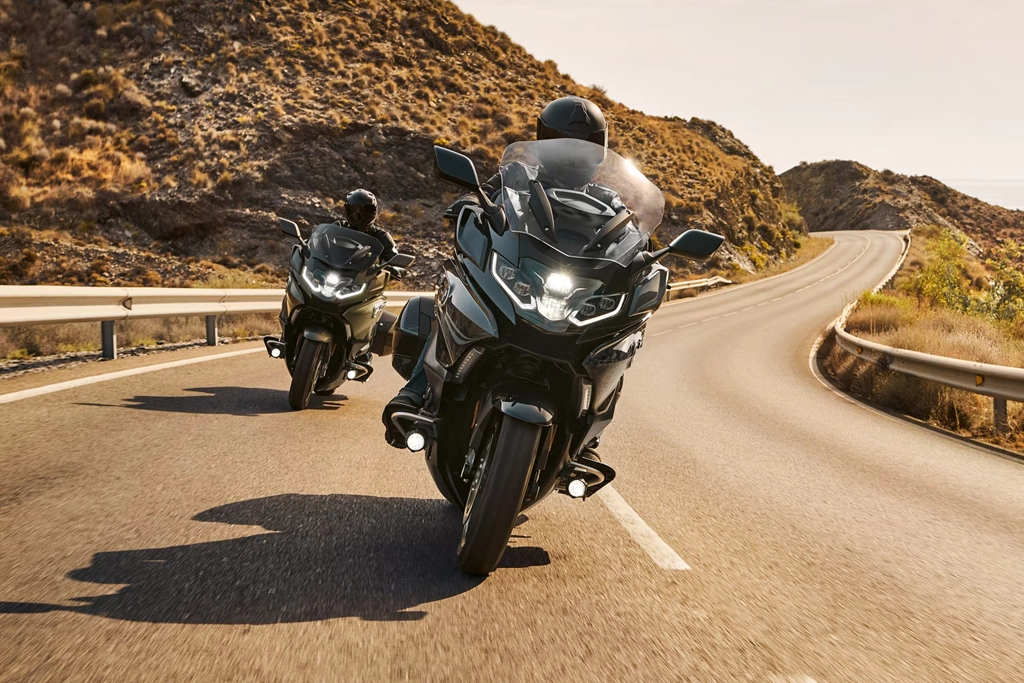 BMW Motorrad K 1600 Grand America vue latérale en mouvement