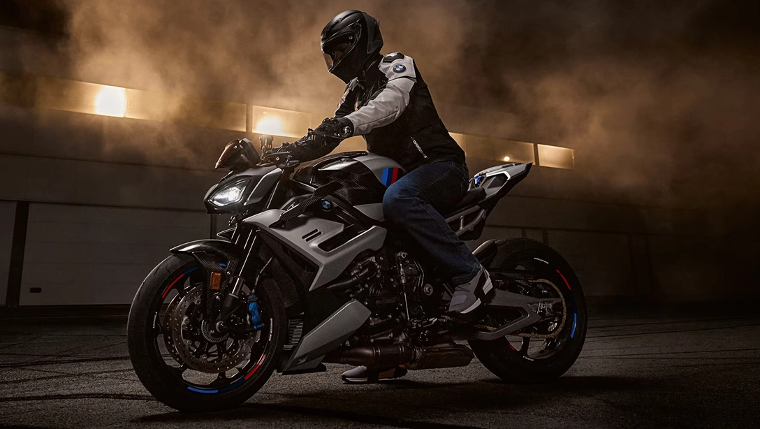 BMW M 1000 R vue de profil sur fond noir