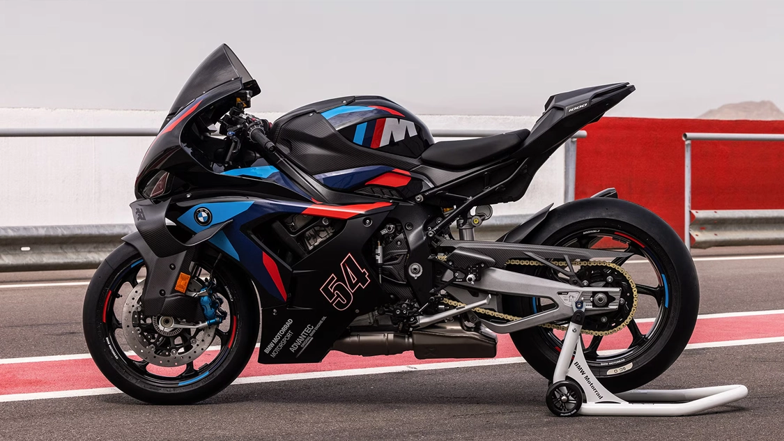 BMW Motorrad M 1000 RR en action sur circuit