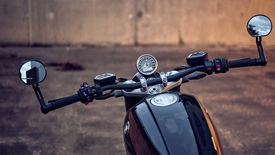 Vue latérale de la BMW Motorrad R 12 sur fond sombre