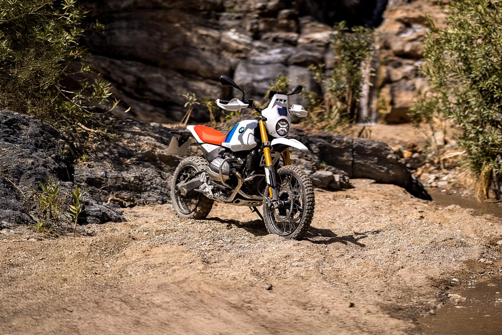 Profil latéral de la BMW Motorrad R 12 G/S en action sur piste