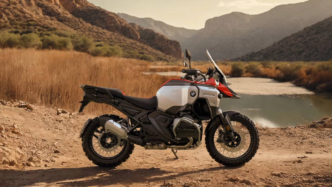 BMW Motorrad R 1300 GS Adventure sur route, vue de trois-quarts avant