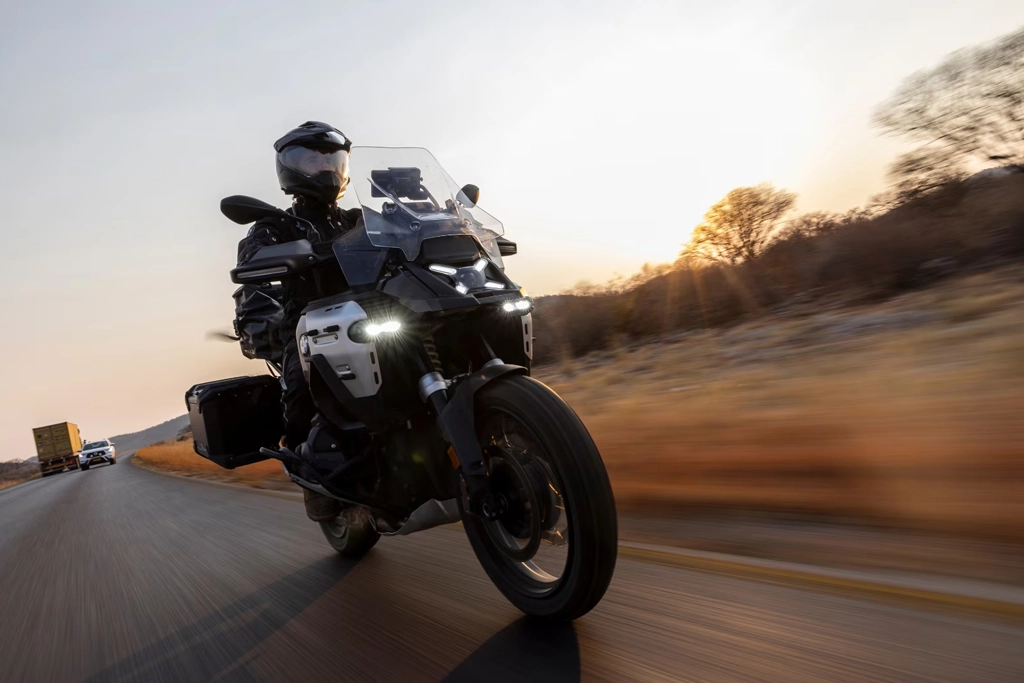 Vue latérale de la BMW Motorrad R 1300 GS Adventure équipée pour le voyage