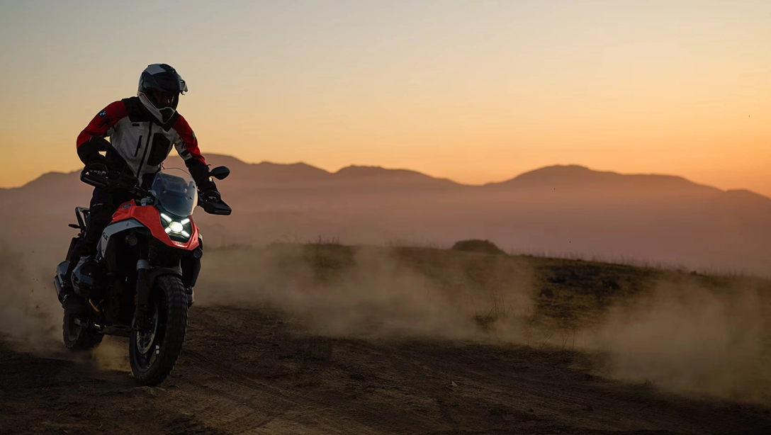 Vue dynamique de la BMW Motorrad R 1300 GS sur route