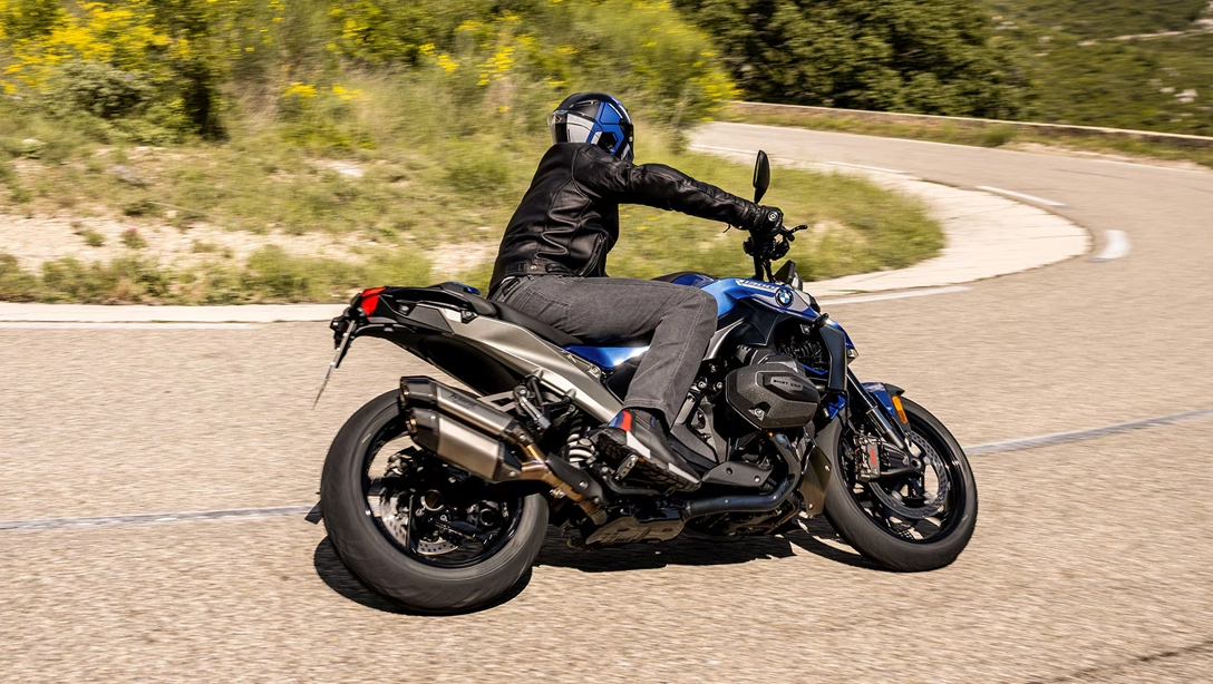 Vue latérale de la BMW Motorrad R 1300 R sur fond sombre