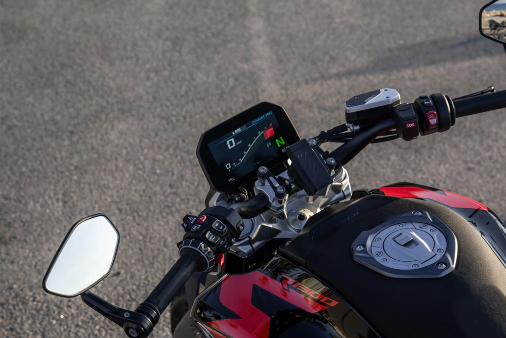 Face avant de la BMW Motorrad R 1300 R avec phare LED