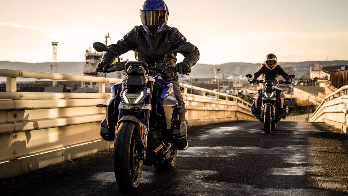 Vue arrière de la BMW Motorrad R 1300 R sur route