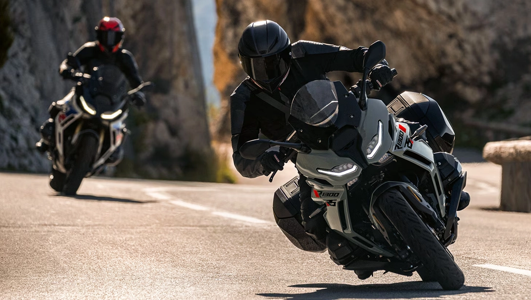 Vue de la BMW Motorrad R 1300 RT sur route de montagne