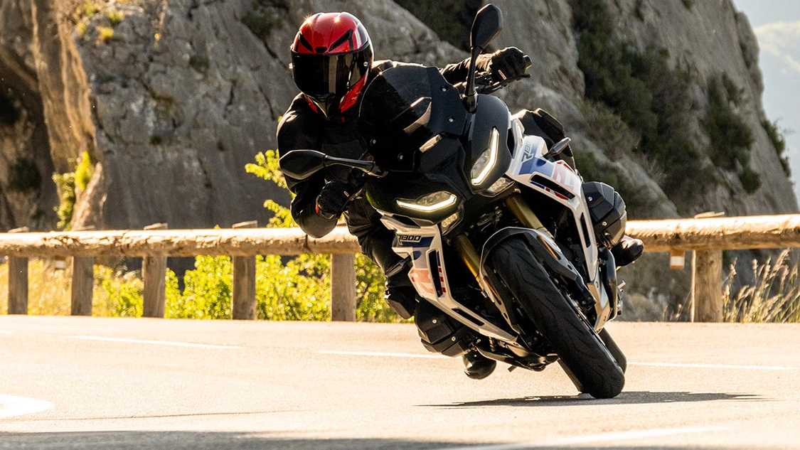 Vue arrière de la BMW Motorrad R 1300 RS sur route