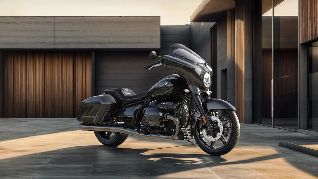 Vue latérale de la BMW Motorrad R 18 B noire sur fond sombre