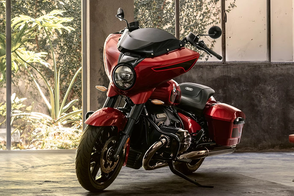 Roue arrière et échappement chromé de la BMW Motorrad R 18 B