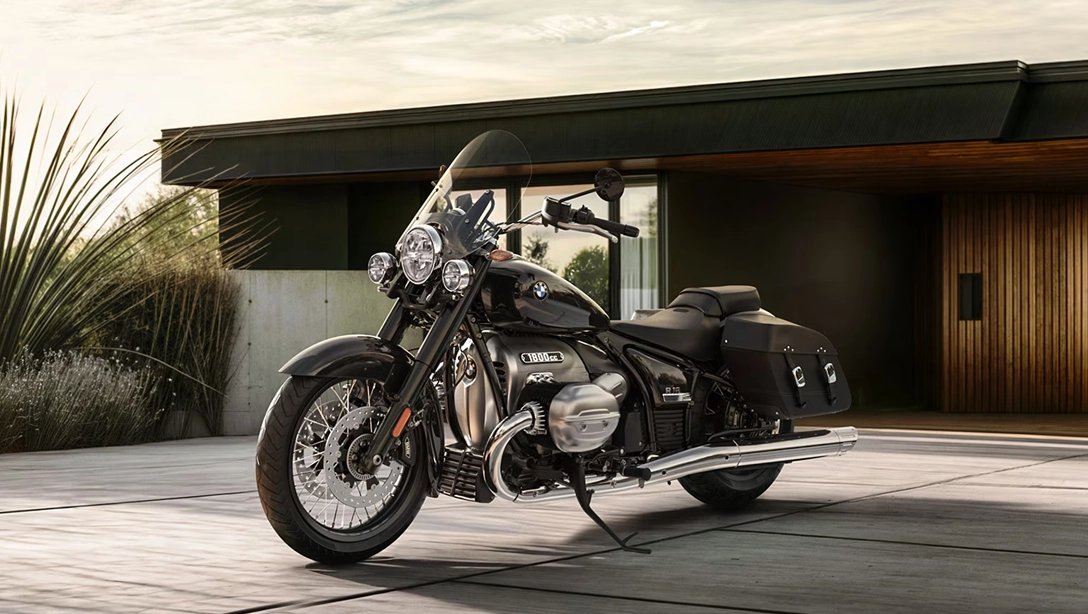 Vue de la BMW Motorrad R 18 Classic sur route de campagne