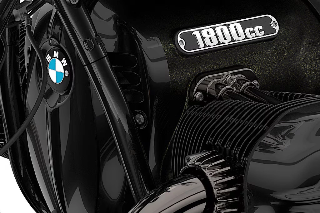 Vue latérale de la BMW Motorrad R 18 Classic stationnée