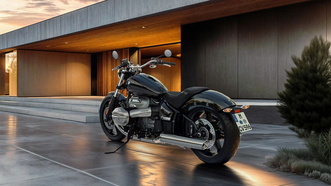 Vue latérale de la BMW Motorrad R 18 sur fond noir