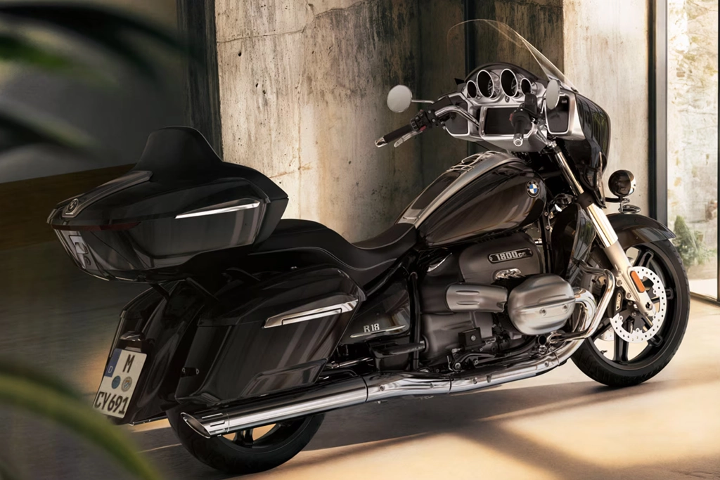 Vue latérale de la BMW Motorrad R 18 Transcontinental en stationnement, mettant en avant ses valises et son carénage.