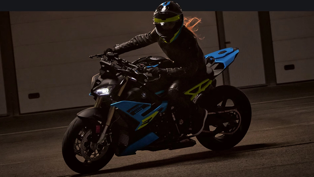 Vue latérale de la BMW Motorrad S 1000 R sur fond noir