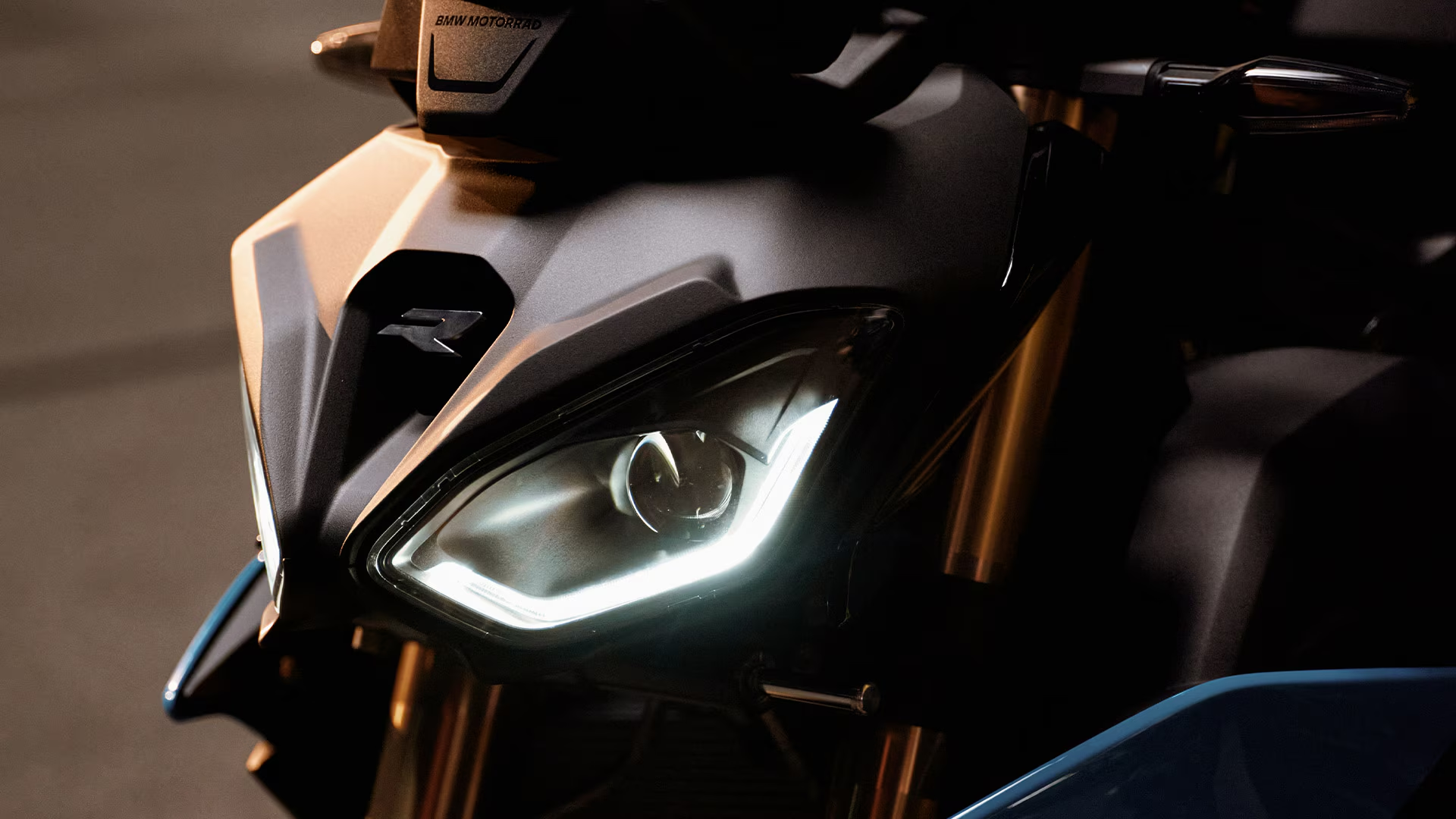 BMW Motorrad S 1000 R roulant sur une route sinueuse