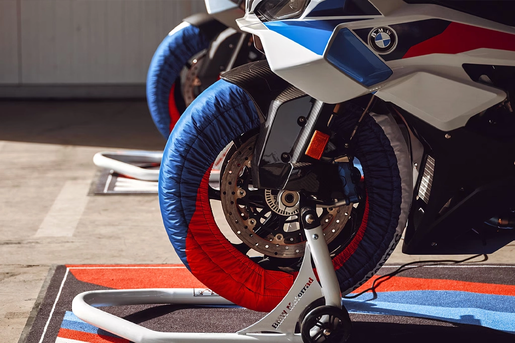 BMW Motorrad S 1000 RR en virage sur circuit