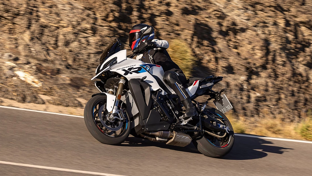 Vue latérale de la BMW Motorrad S 1000 XR sur fond noir