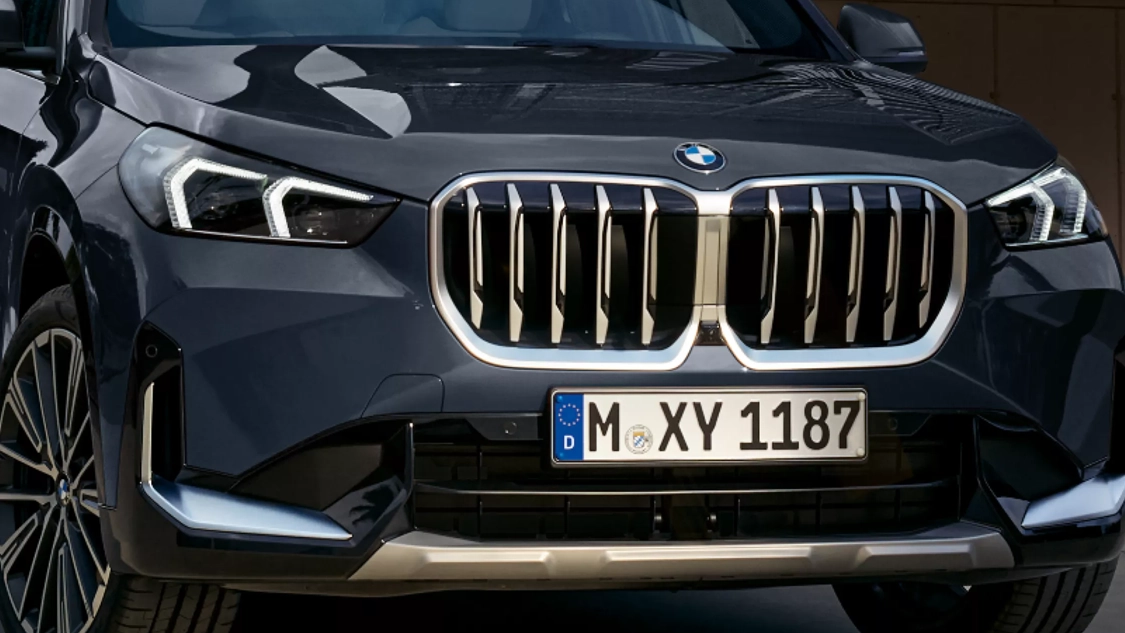 Vue avant du BMW X1 stationné 