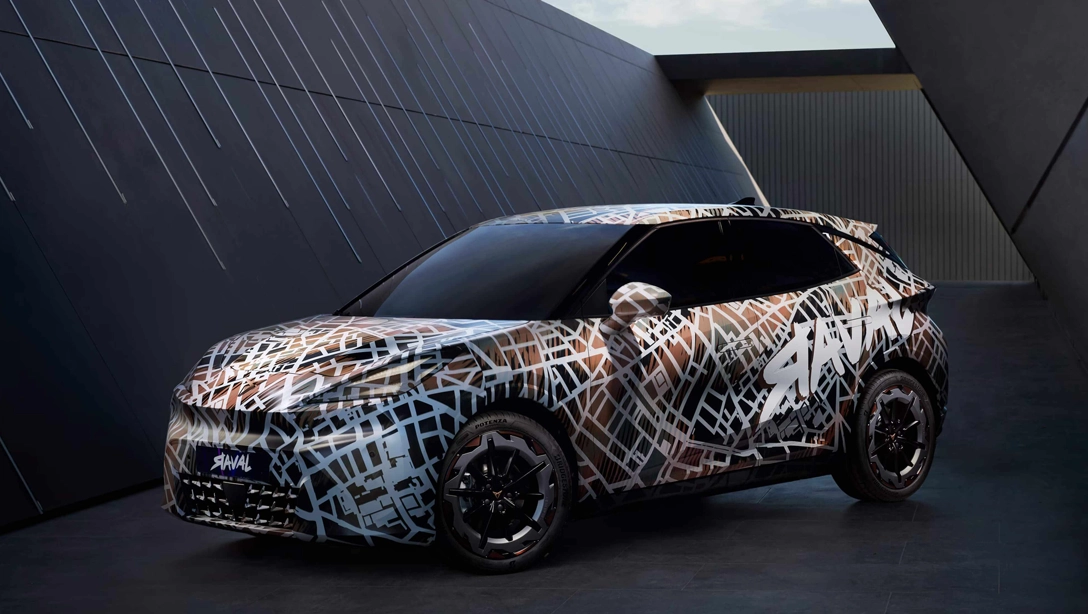 Vue trois quart de la Cupra Raval électrique sur fond urbain