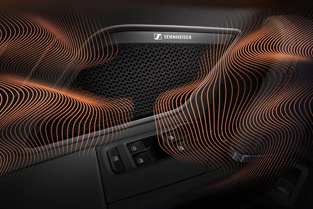 Vue intérieur enceinte Cupra Raval électrique en mouvement