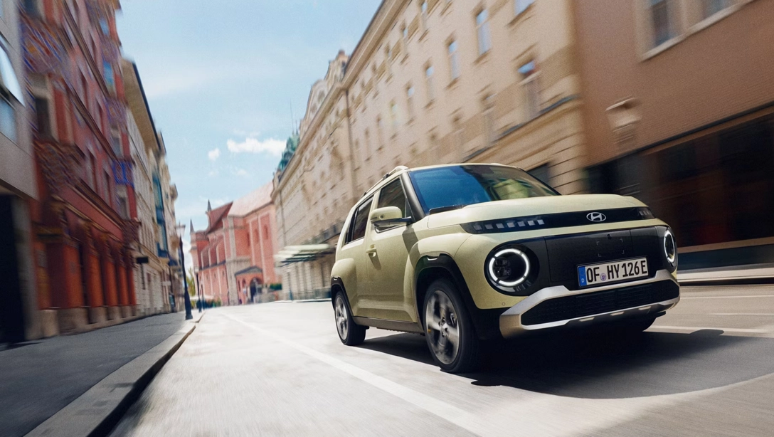 Vue avant du Hyundai INSTER électrique en ville, design moderne et compact