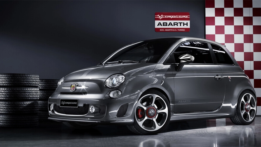 Vue latérale de l’Abarth 500e électrique sur fond noir