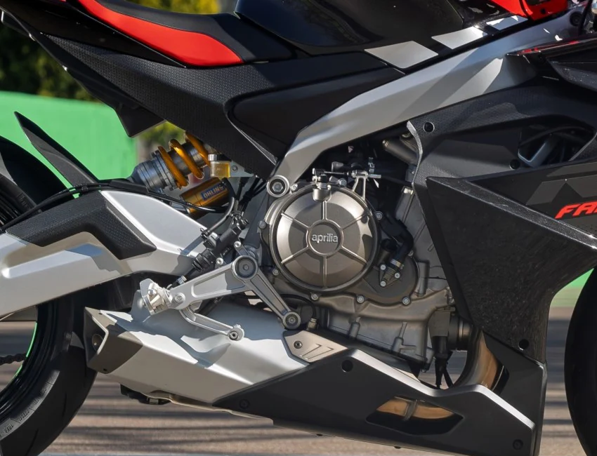 Vue latérale dynamique de l'Aprilia RS 660 sur route