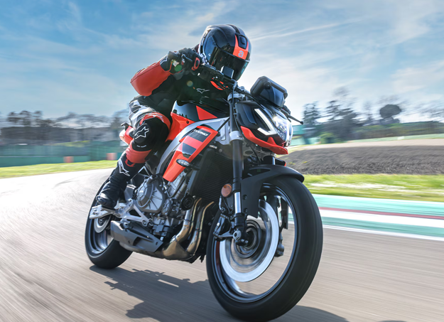 Vue trois quart de l’Aprilia Tuono 457 en mouvement