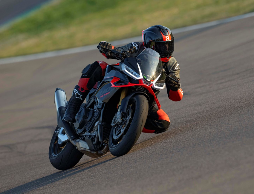 Aprilia Tuono V4 sur fond noir, vue de profil