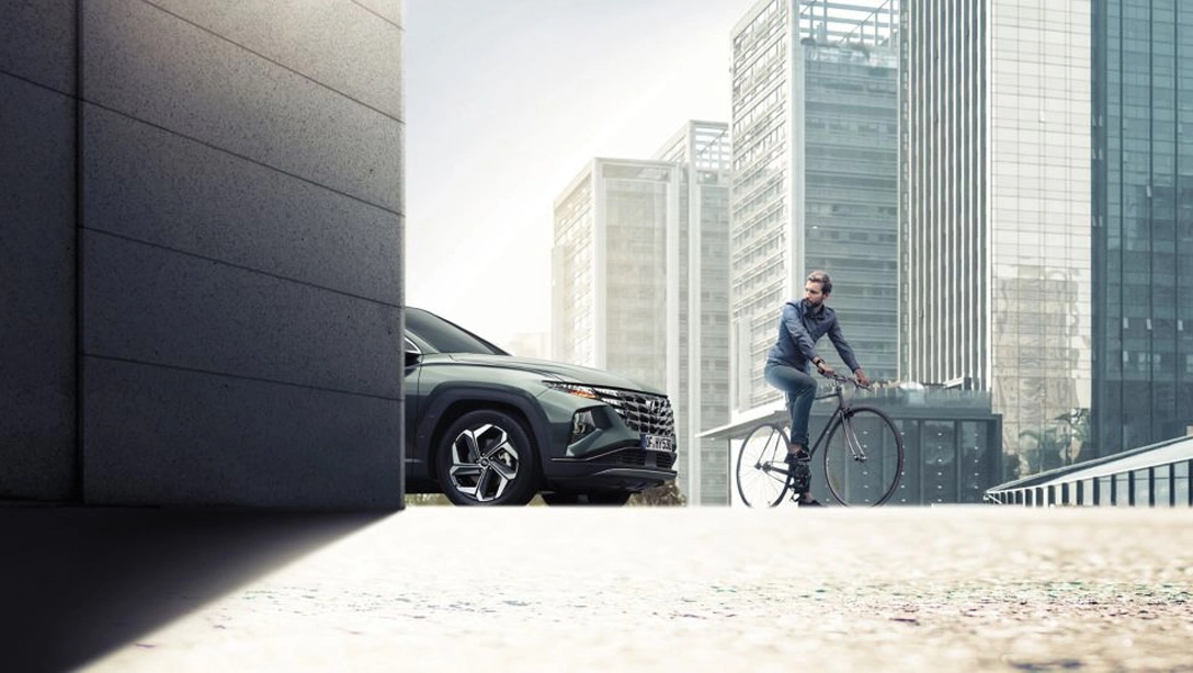 Vue de profil du Hyundai TUCSON Hybrid sur fond sombre