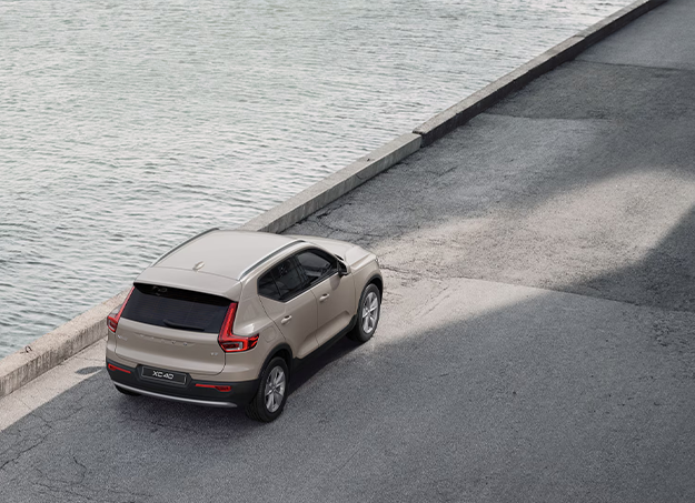 Profil latéral du Volvo XC40 micro-hybride en extérieur